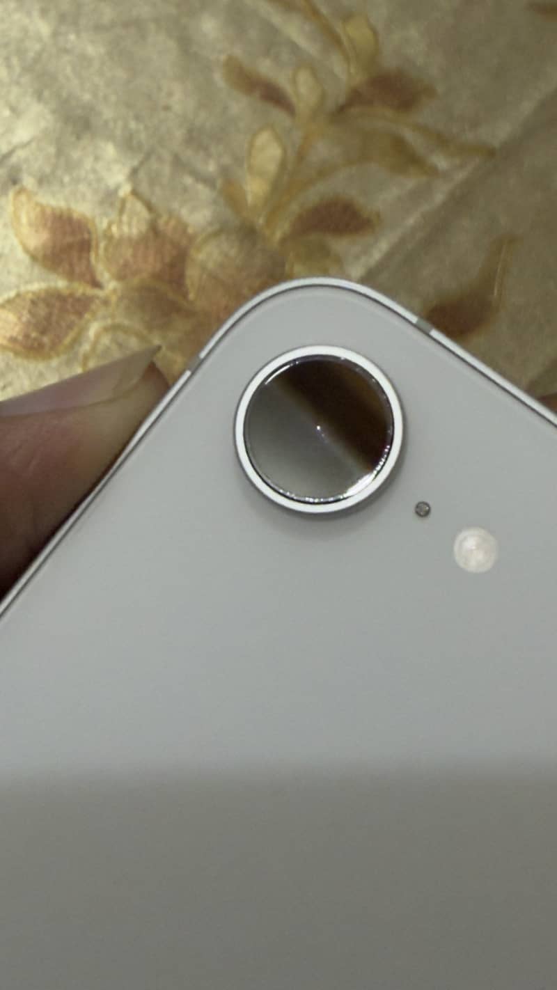Apple iPhone 16e 3