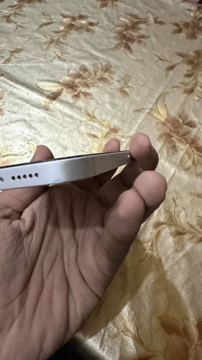 Apple iPhone 16e 4