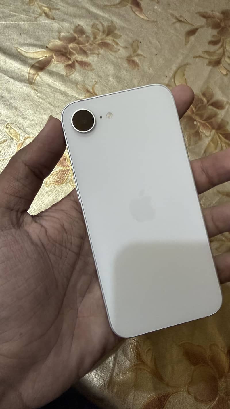 Apple iPhone 16e 5