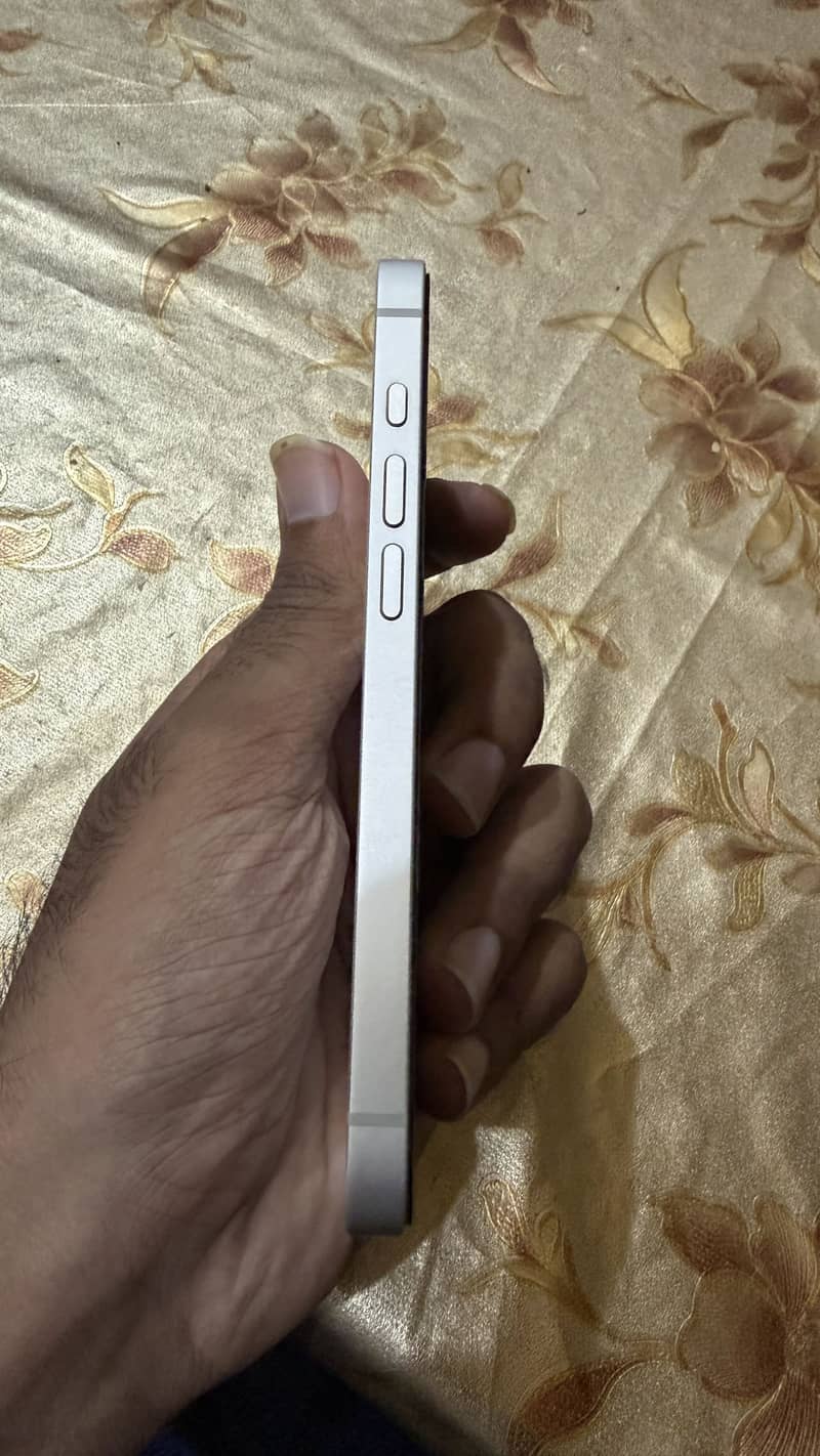 Apple iPhone 16e 6