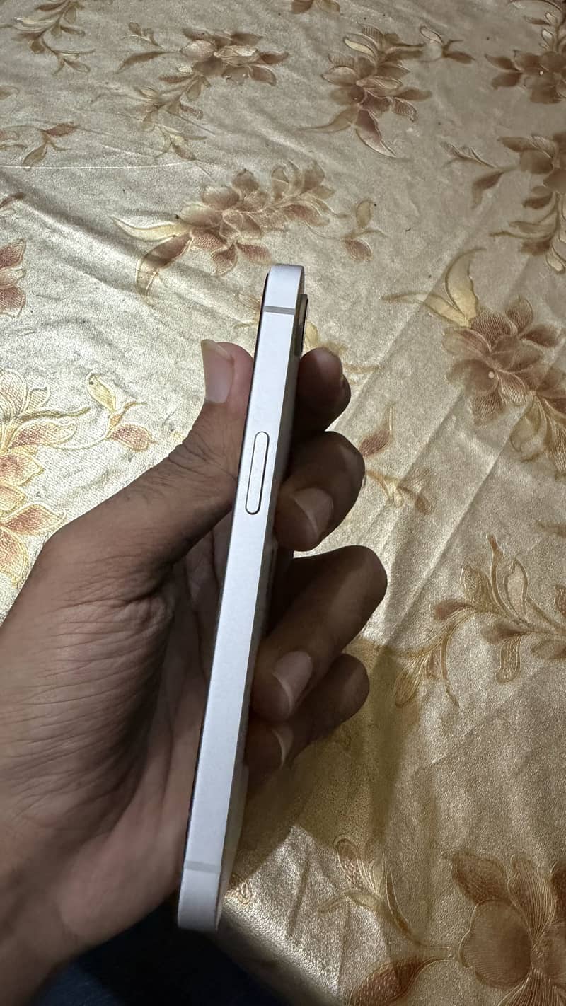 Apple iPhone 16e 7