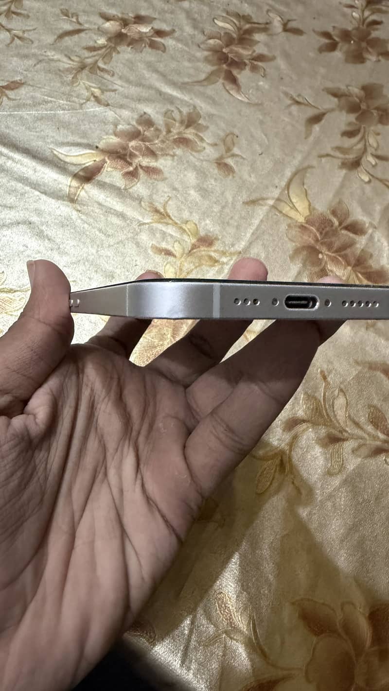 Apple iPhone 16e 8