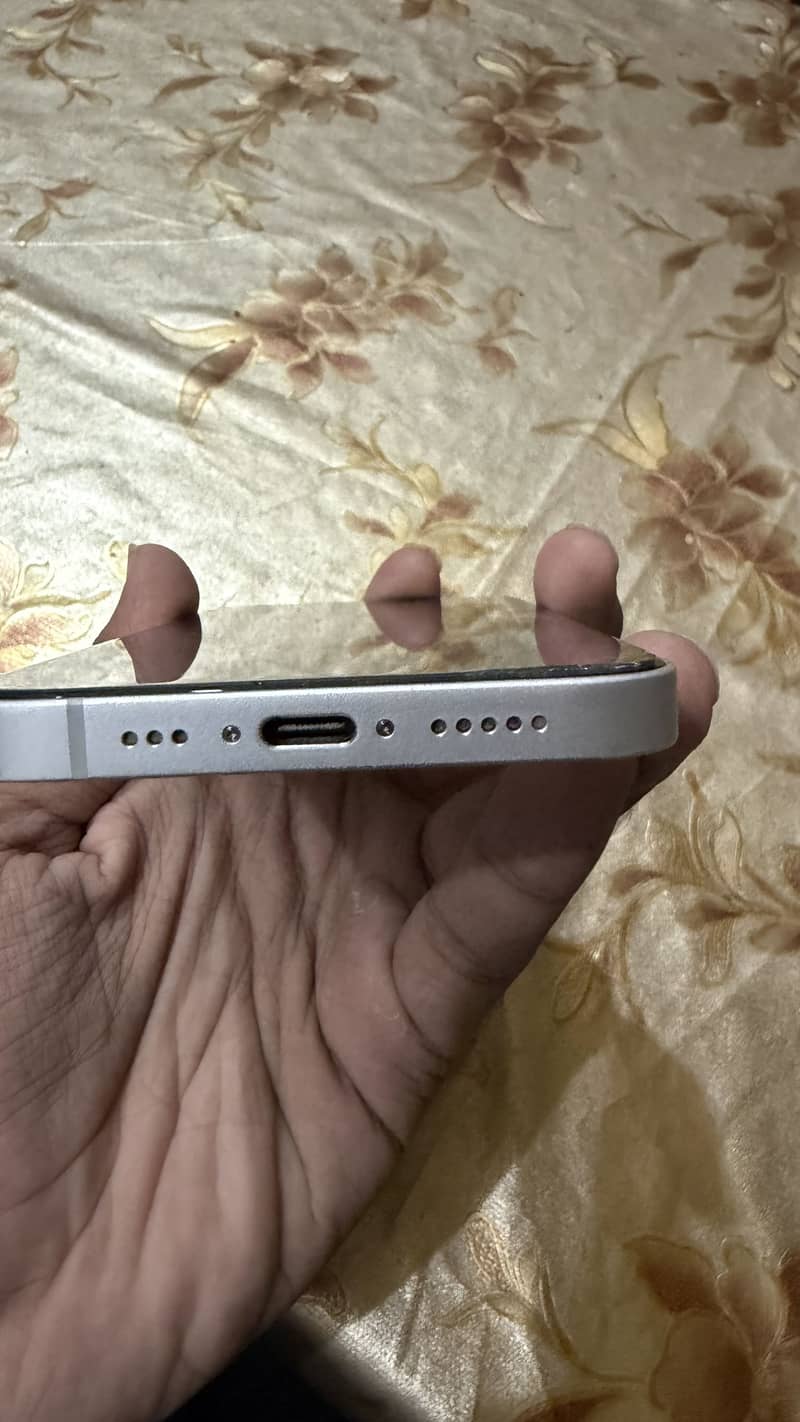 Apple iPhone 16e 9