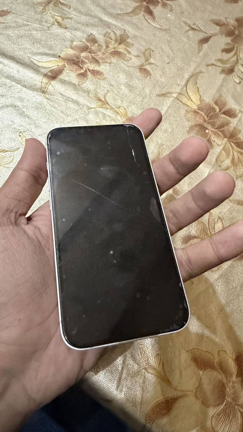 Apple iPhone 16e 11