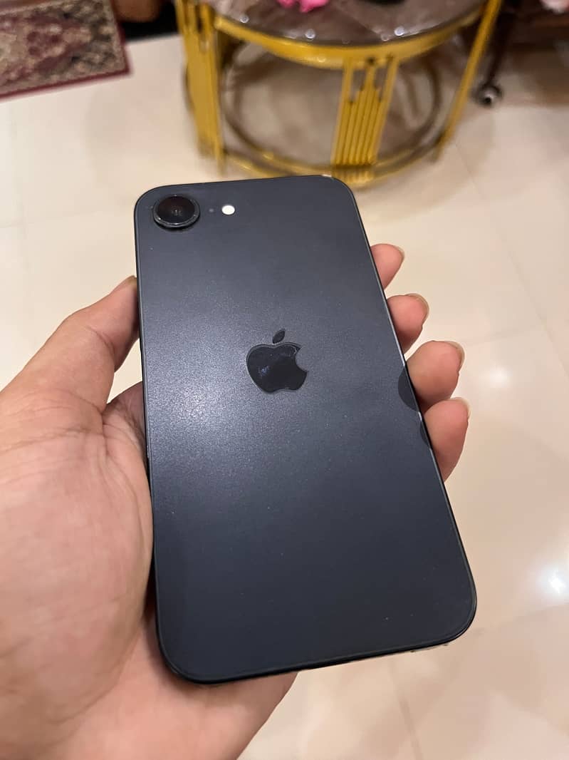 Apple iPhone 16e 3