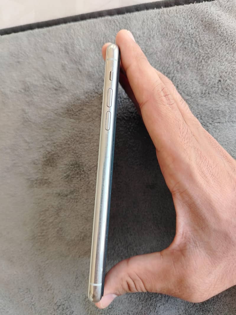 Apple iPhone 11 Pro Max 2