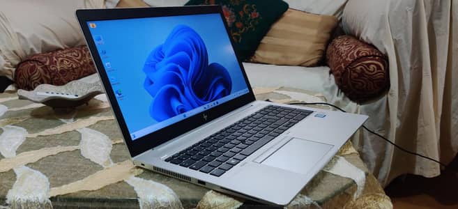 hp elitebook i5, 8gb, 8 and 256gb space.