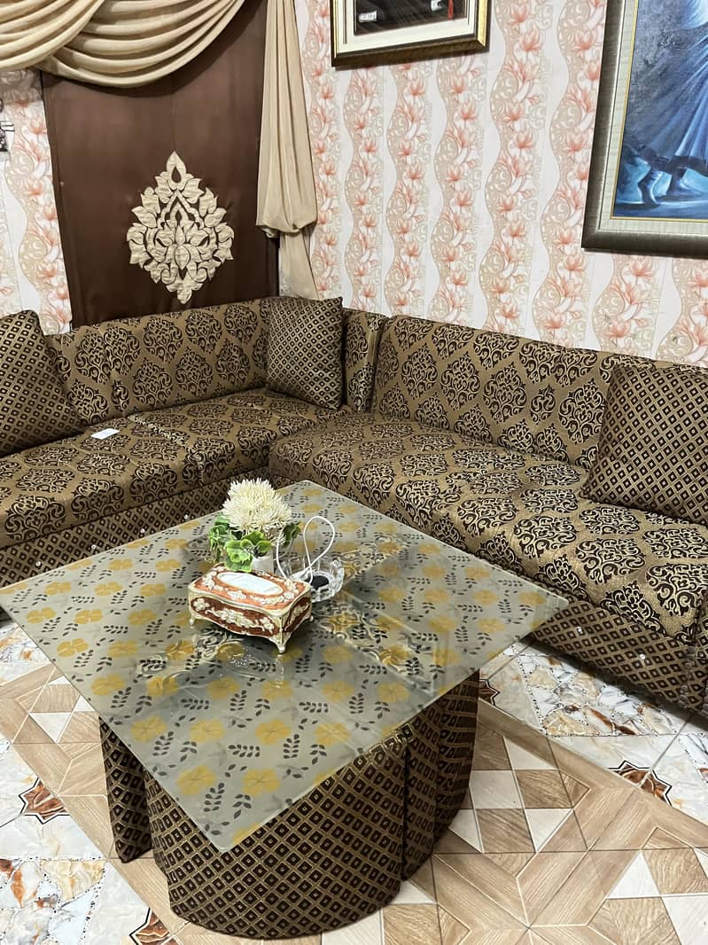 L shaped sofa with centre table 0
