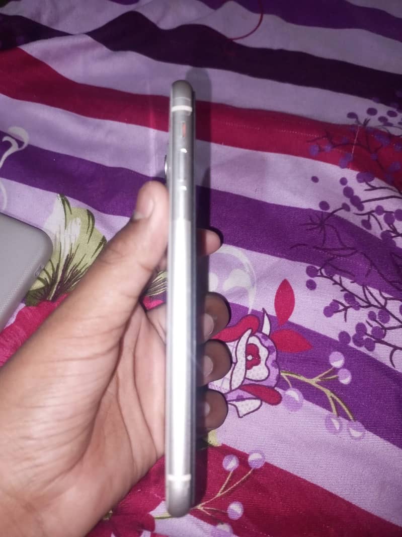 Apple iPhone 11 4