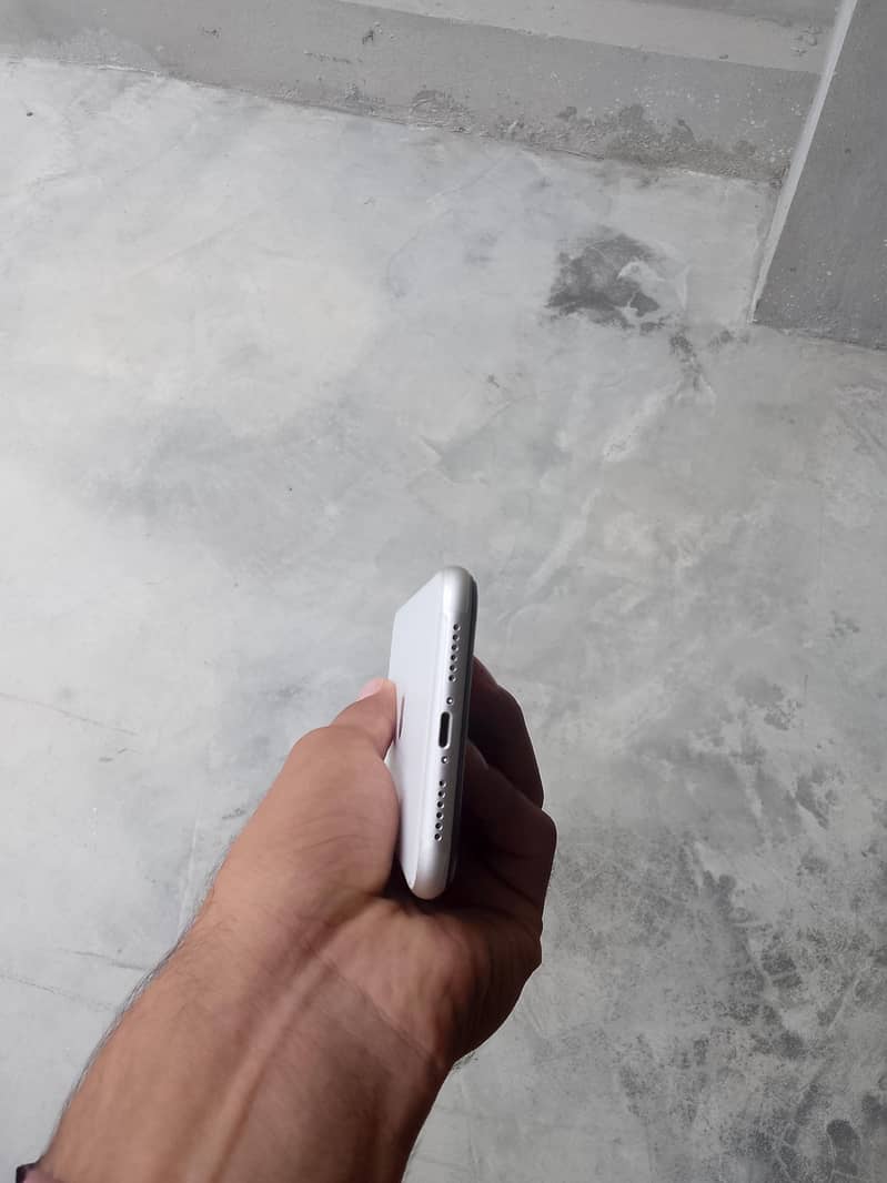 Apple iPhone 11 4