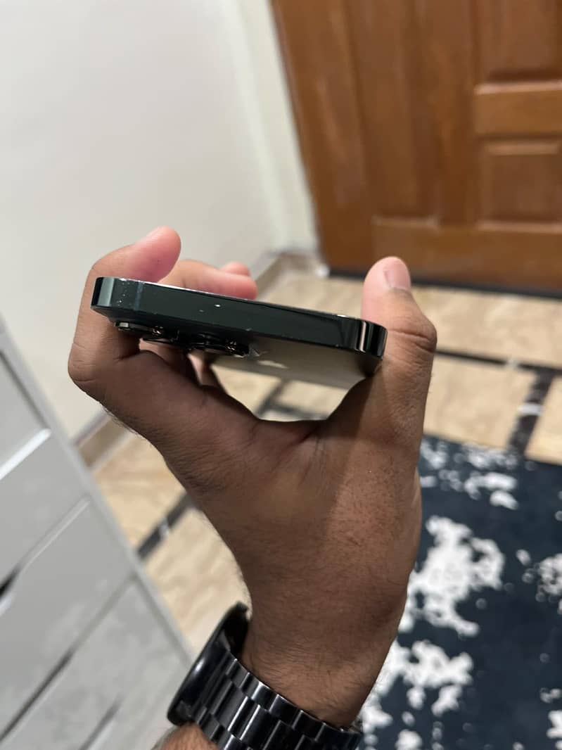 Apple iPhone 13 Pro 2