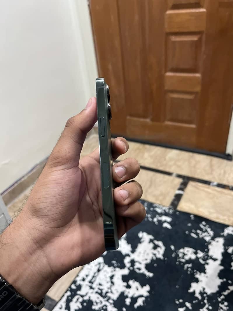 Apple iPhone 13 Pro 4