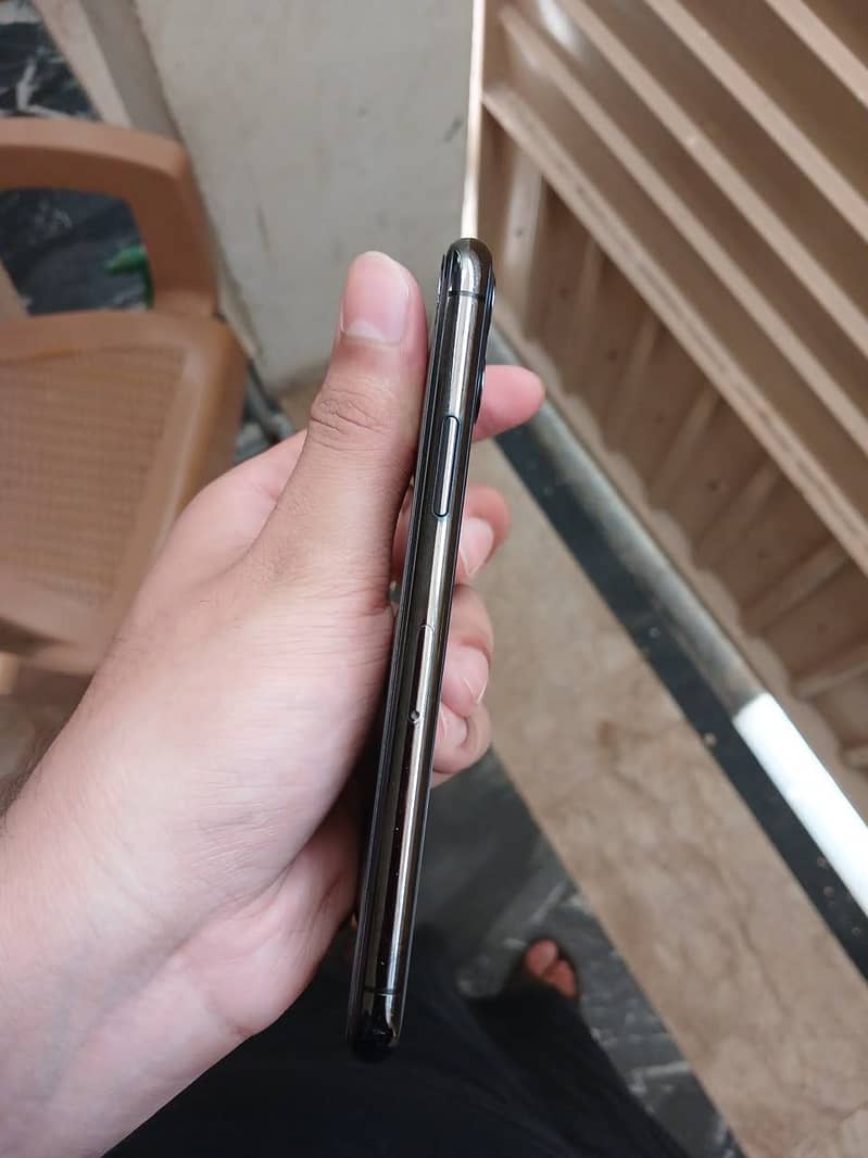 Apple iPhone 11 Pro 4