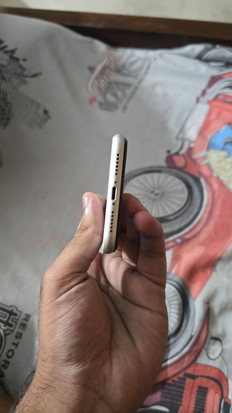 Apple iPhone 11 4