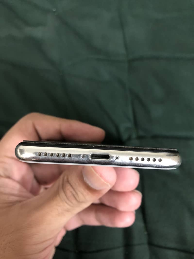 Apple iPhone X 4