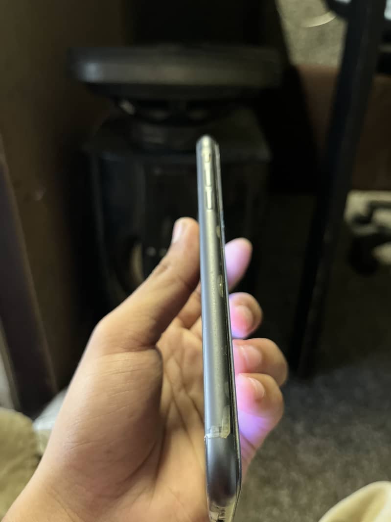 Apple iPhone 11 4