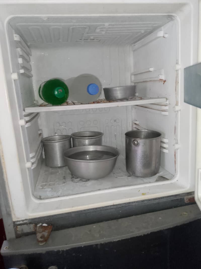 refrigerators 0