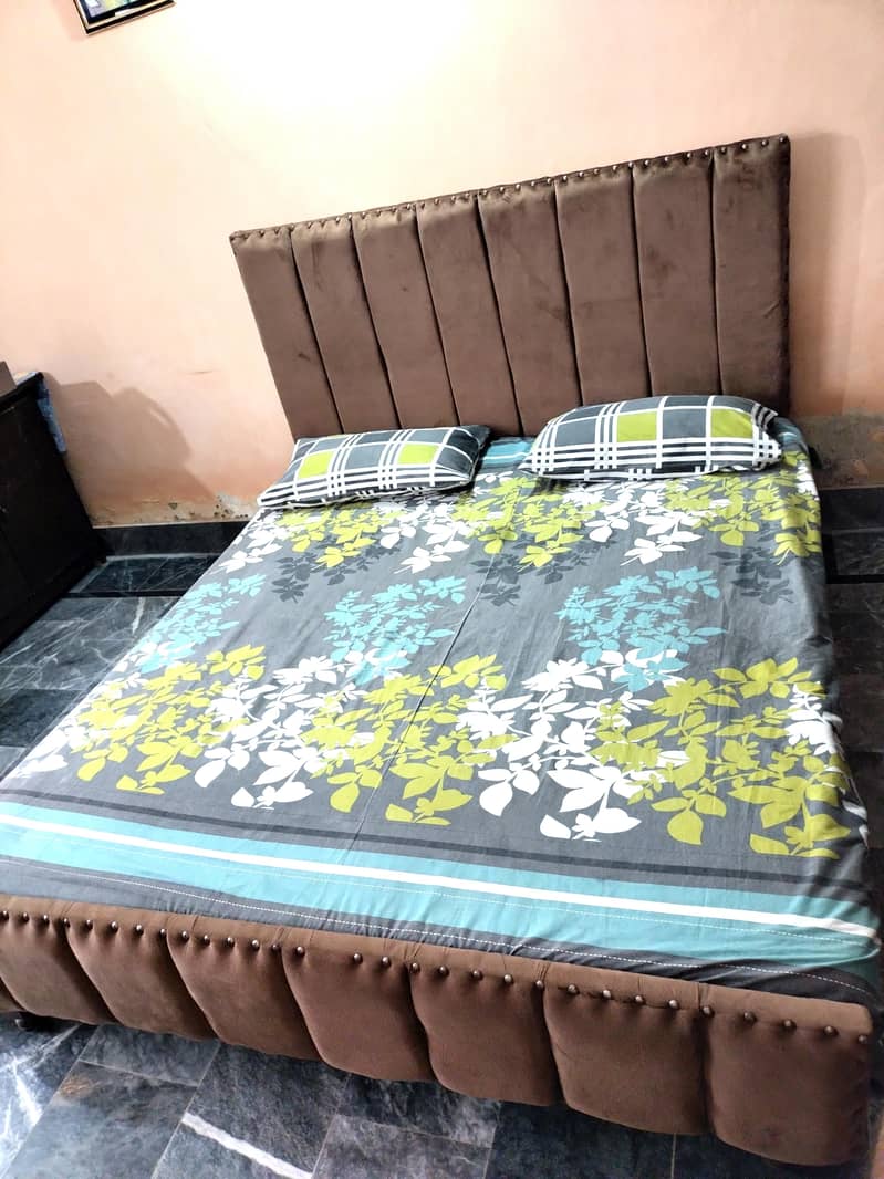 Bed king size, 3