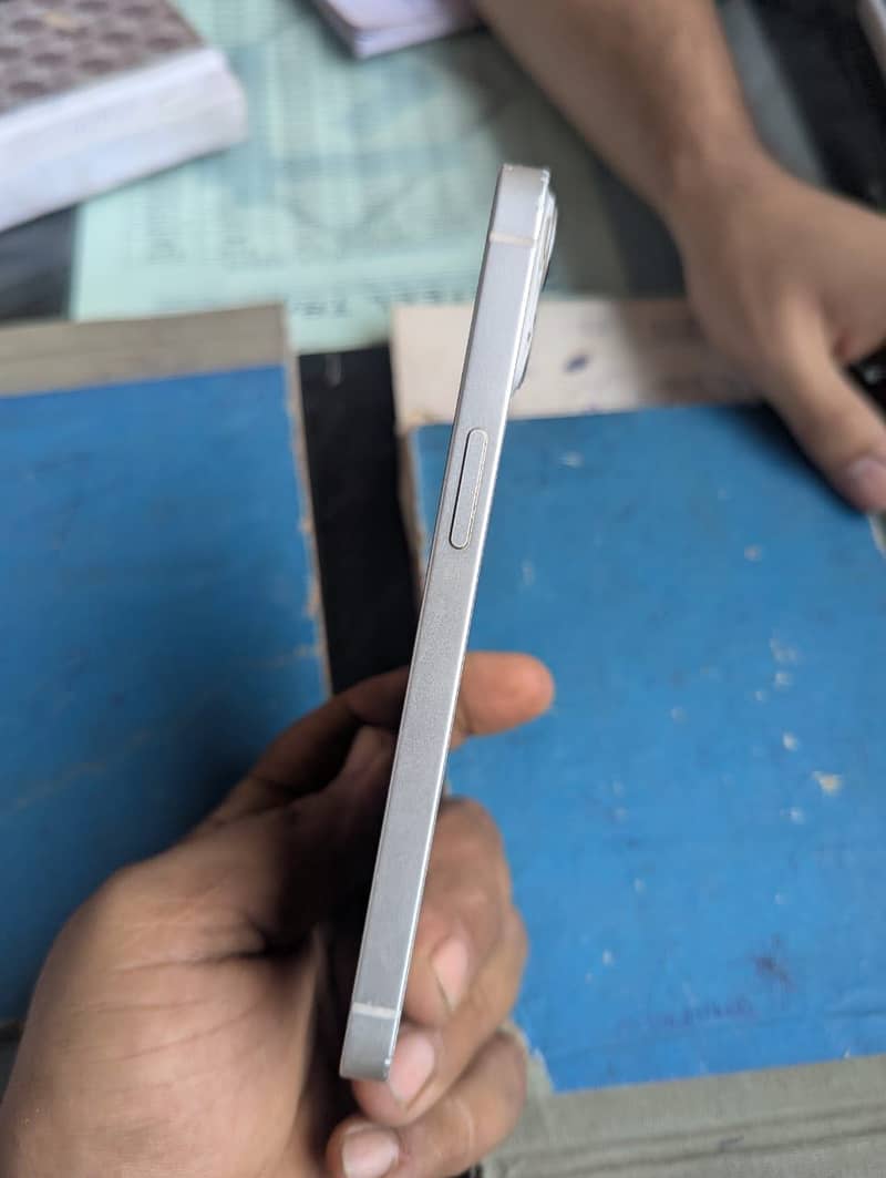 Apple iPhone 13 1