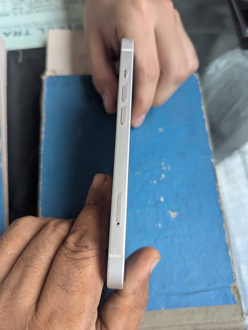 Apple iPhone 13 2