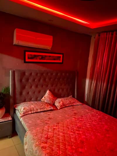 One bed vip apartment available on daily weakly basis in bahria town lahore and also available on short stay like 3/4 hours and available for night stay for couples and families.