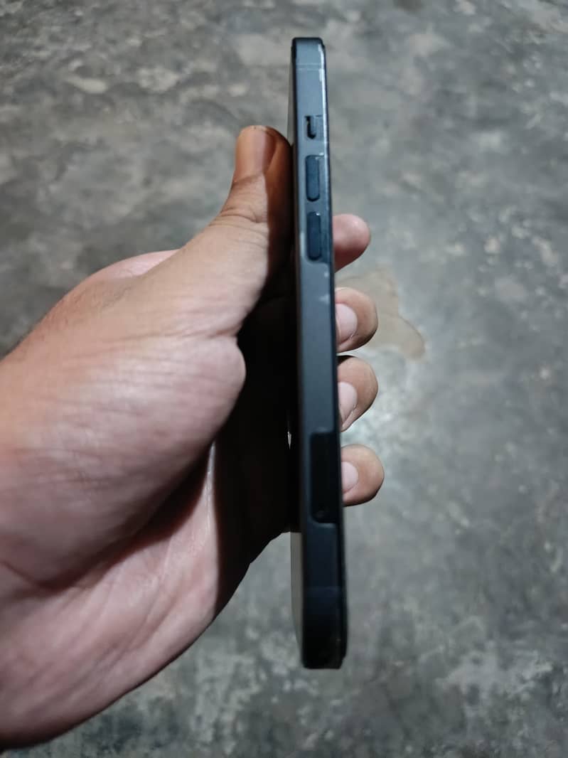 Apple iPhone 13 5