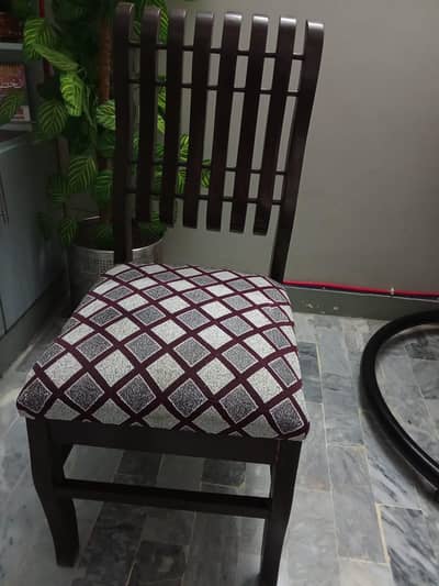 selling dining table with four chairs