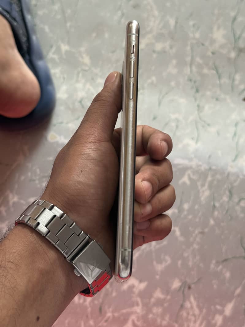 Apple iPhone 11 Pro Max 4
