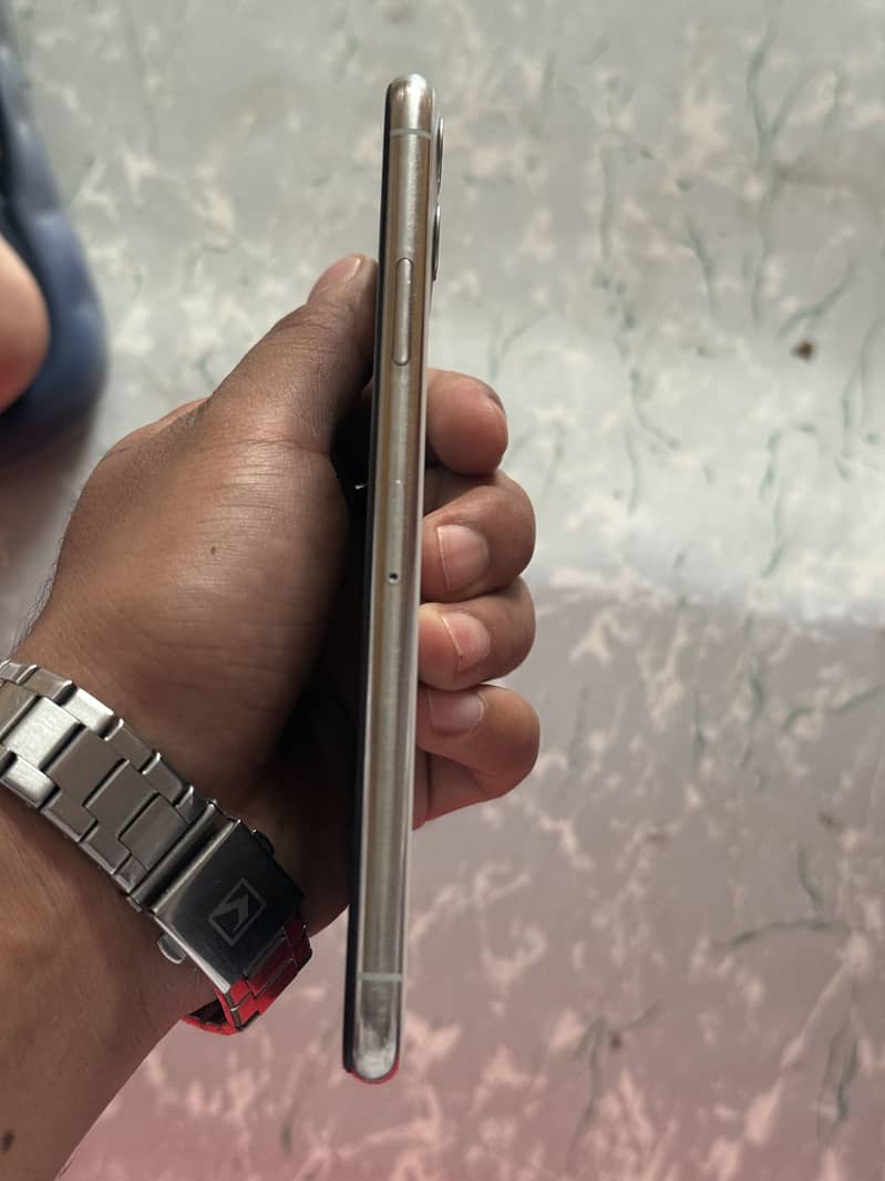 Apple iPhone 11 Pro Max 6
