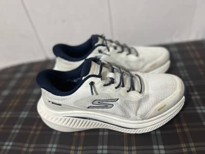 Skechers_GO WALK Max Arch Fit 7.5 in Excellent Condition