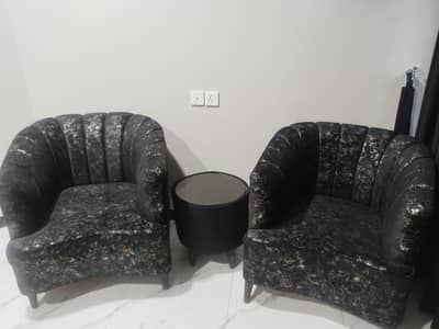 2 sofa chairs with coffee table