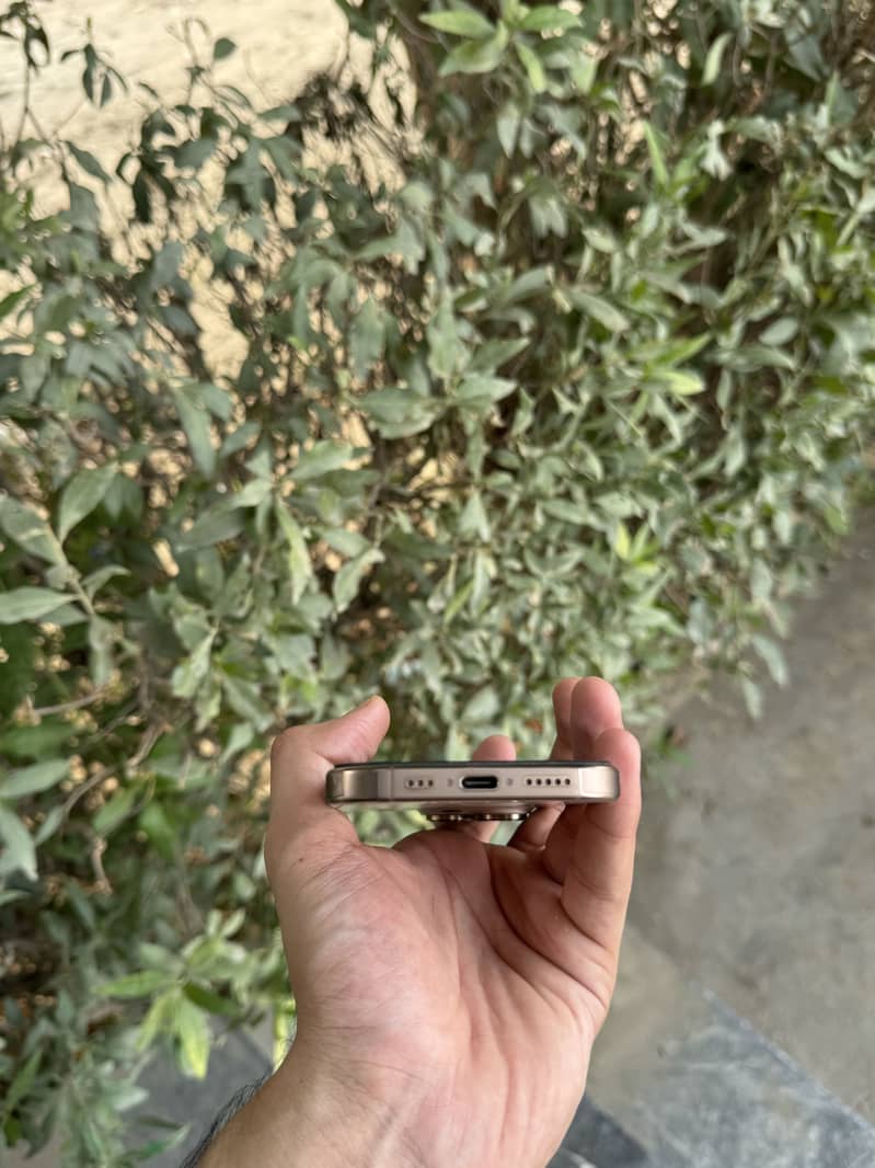 iPhone 16 Pro 3