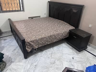 I AM SELLING MY BED SET WHICH INCLUDES 2 SIDE TABLE N 1 DRESSING + BED