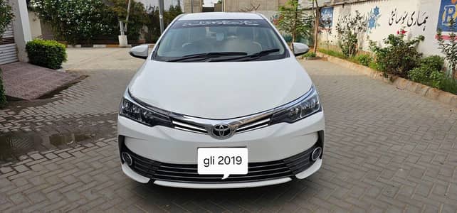 Toyota Corolla GLI 2019 b2b super white color