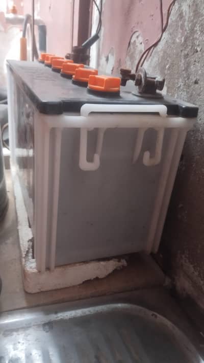 AGS battery 12v stand fans BHI Hain 12v ke or charger BHI hai 10 amp