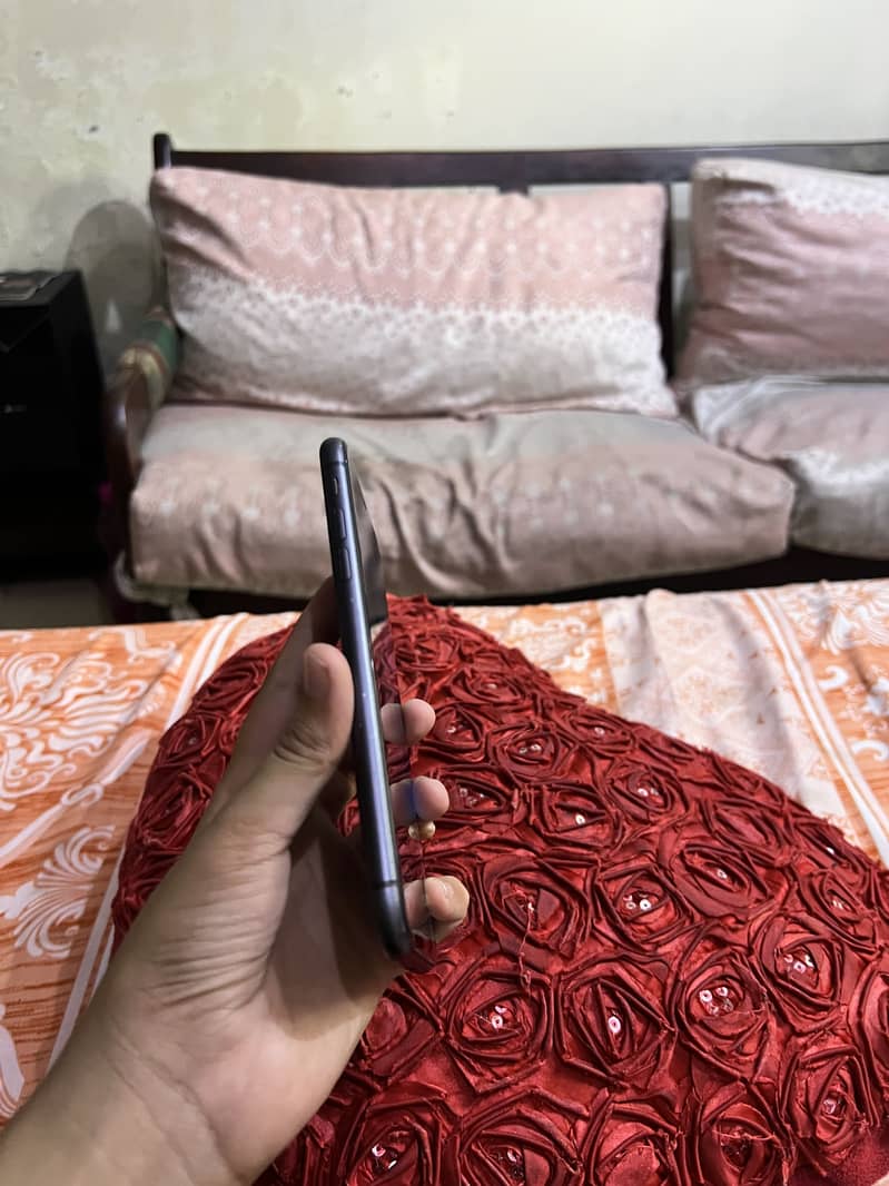 Apple iPhone 11 4
