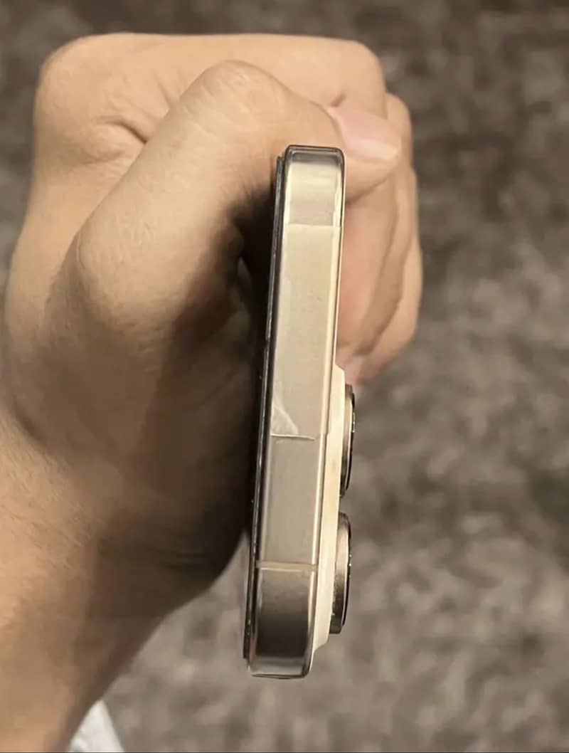Apple iPhone 16 Pro 3