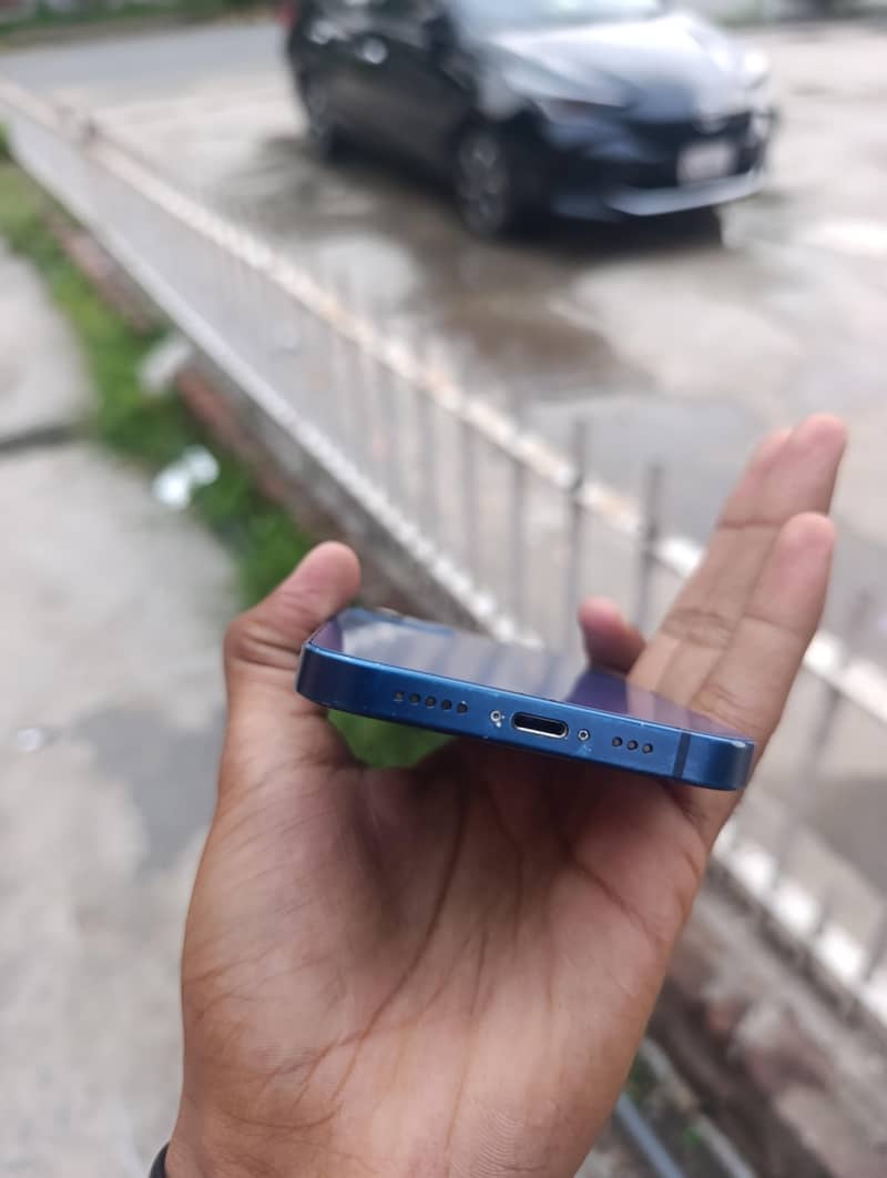 Apple iPhone 12 4