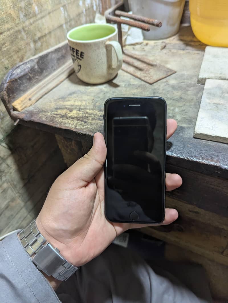 Apple iPhone SE second generation 4