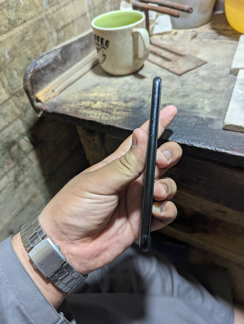 Apple iPhone SE second generation 6