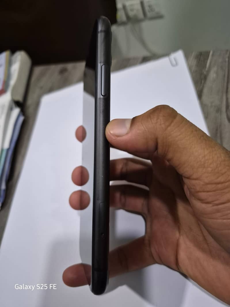 Apple iPhone 11 4