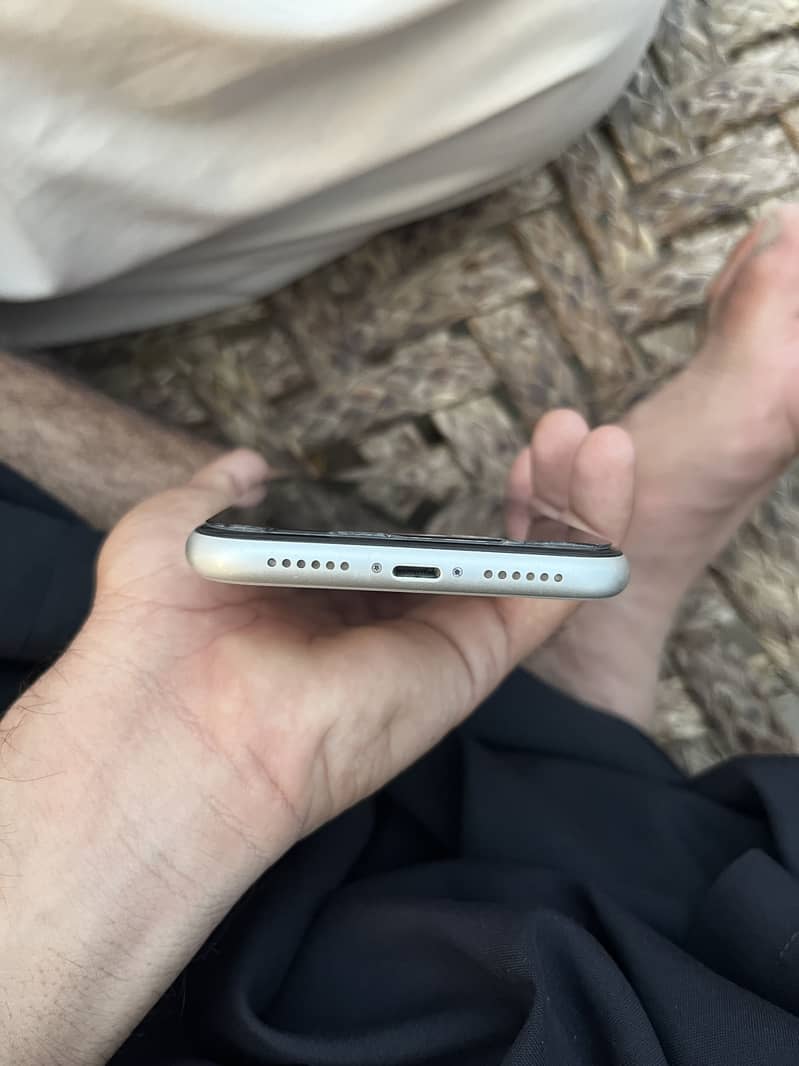 Apple iPhone 11 4