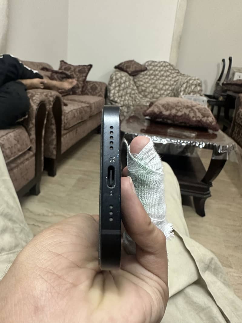 Apple iPhone 16e 2