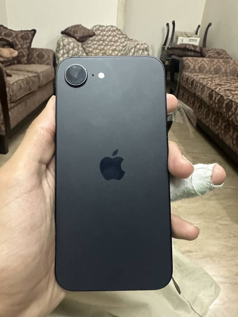 Apple iPhone 16e 3