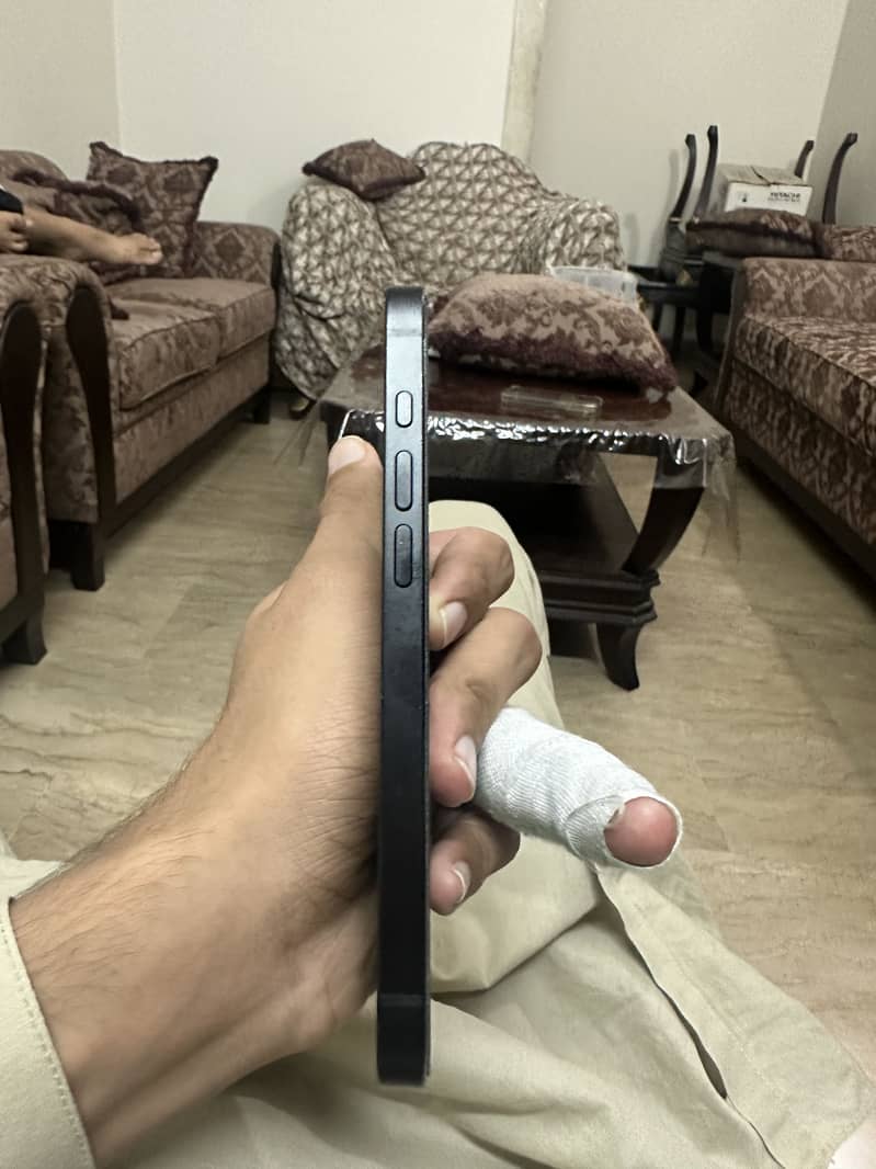 Apple iPhone 16e 4