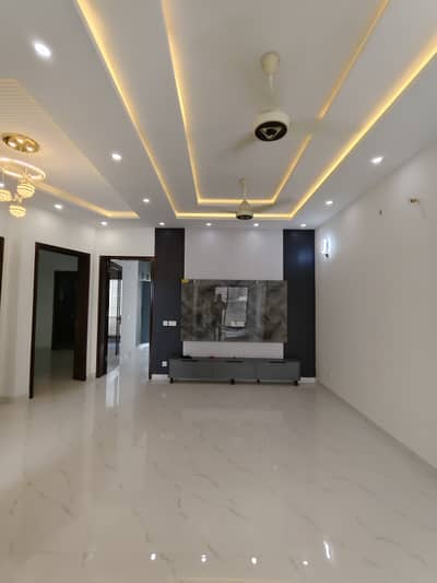 10 Marla brand New upper portion available for rent family ka ly