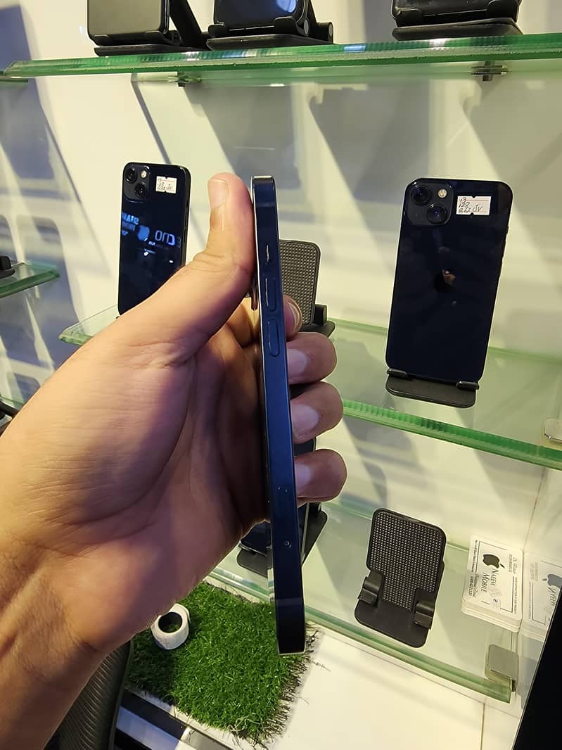 Apple iPhone 13 2
