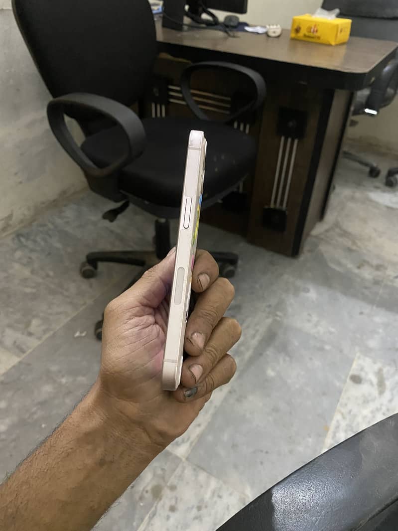 Apple iPhone 13 2