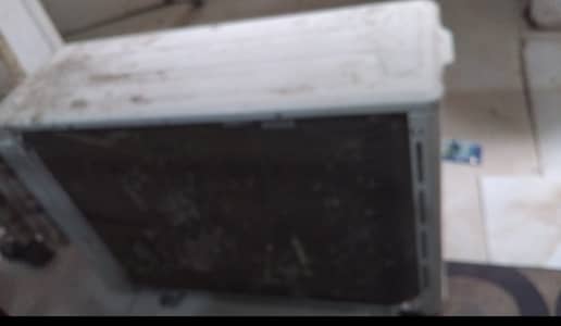 Split ac Kenwood ka hai outer double condenser wala hai or leak hai.