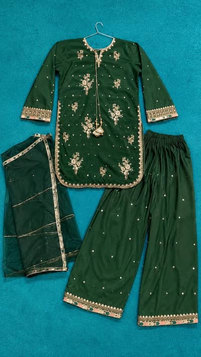 **Elegant Emerald Green Embroidered 3-Piece Traditional Suit**